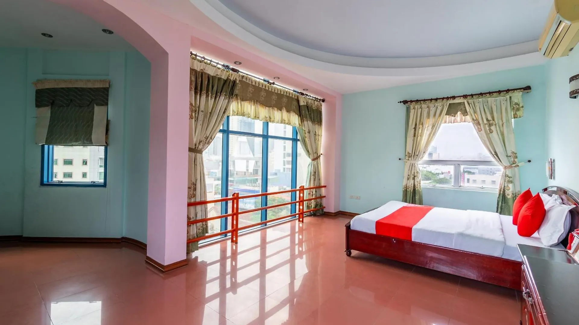 Super Oyo 266 Golden Gate Hotel Da Nang 2*,